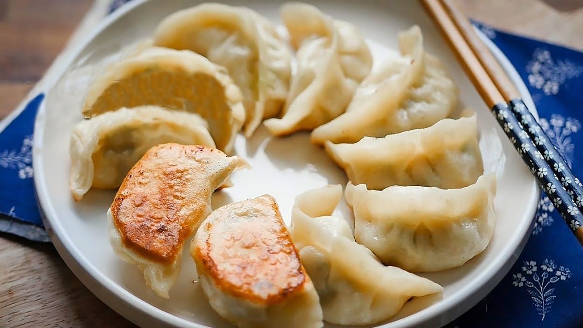 Sủi cảo có thể ăn trực tiếp hoặc dùng cùng mì